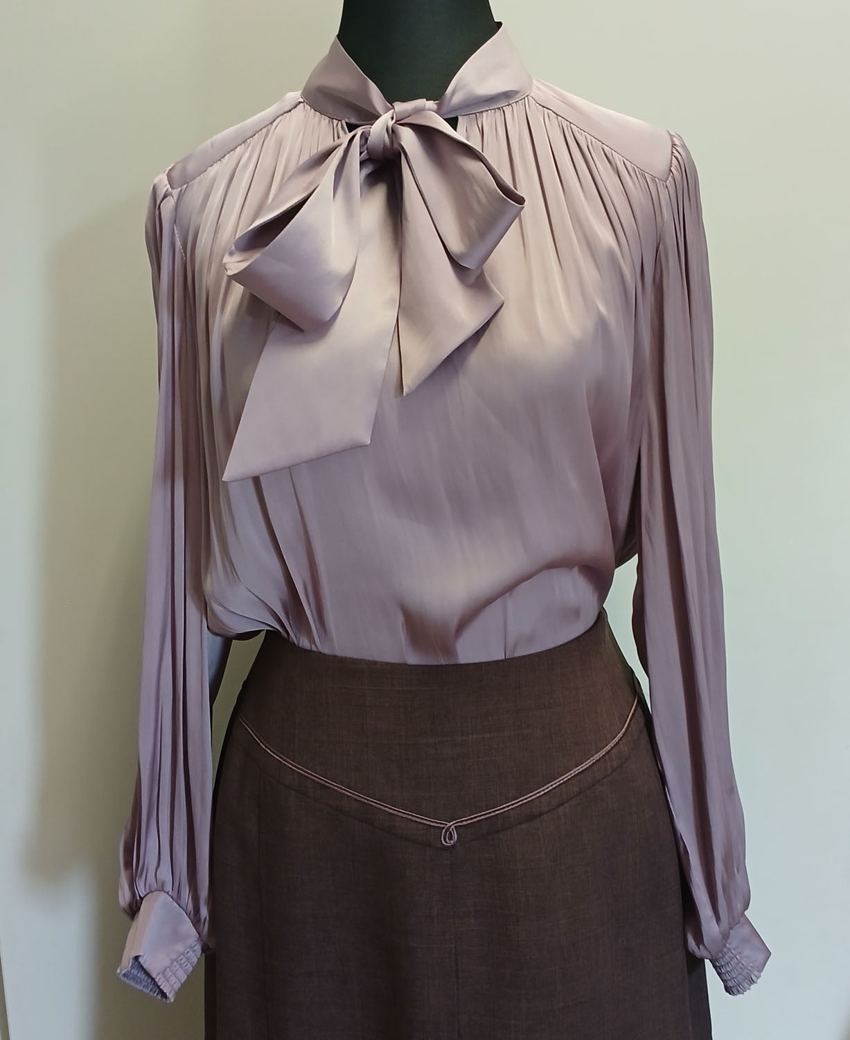 Basque flowing, pussy bow mauve lavender long sleeve top. Modeshy