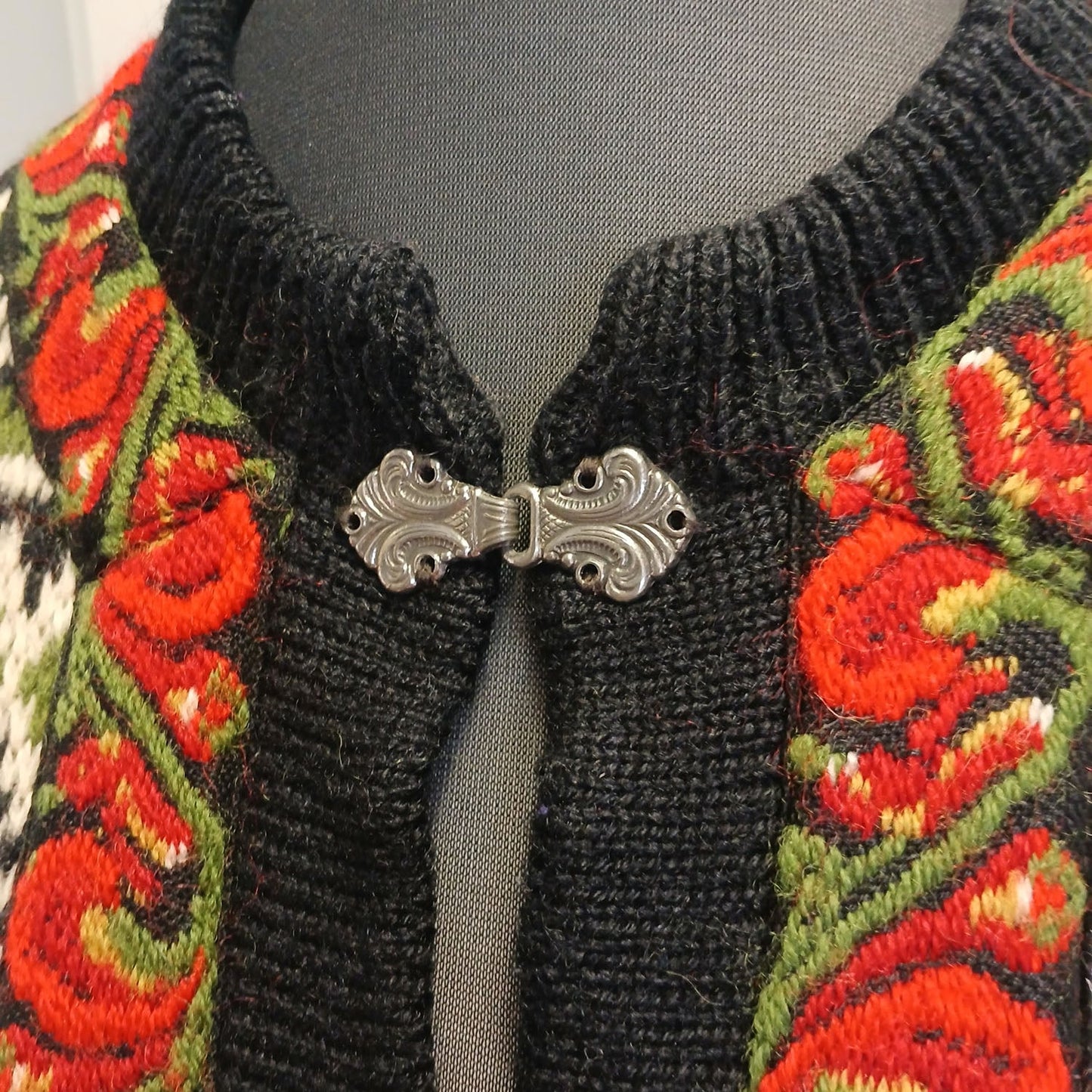 Vintage Icelandic Design Embroidered Wool Clasp Cardigan Sweater Modeshy