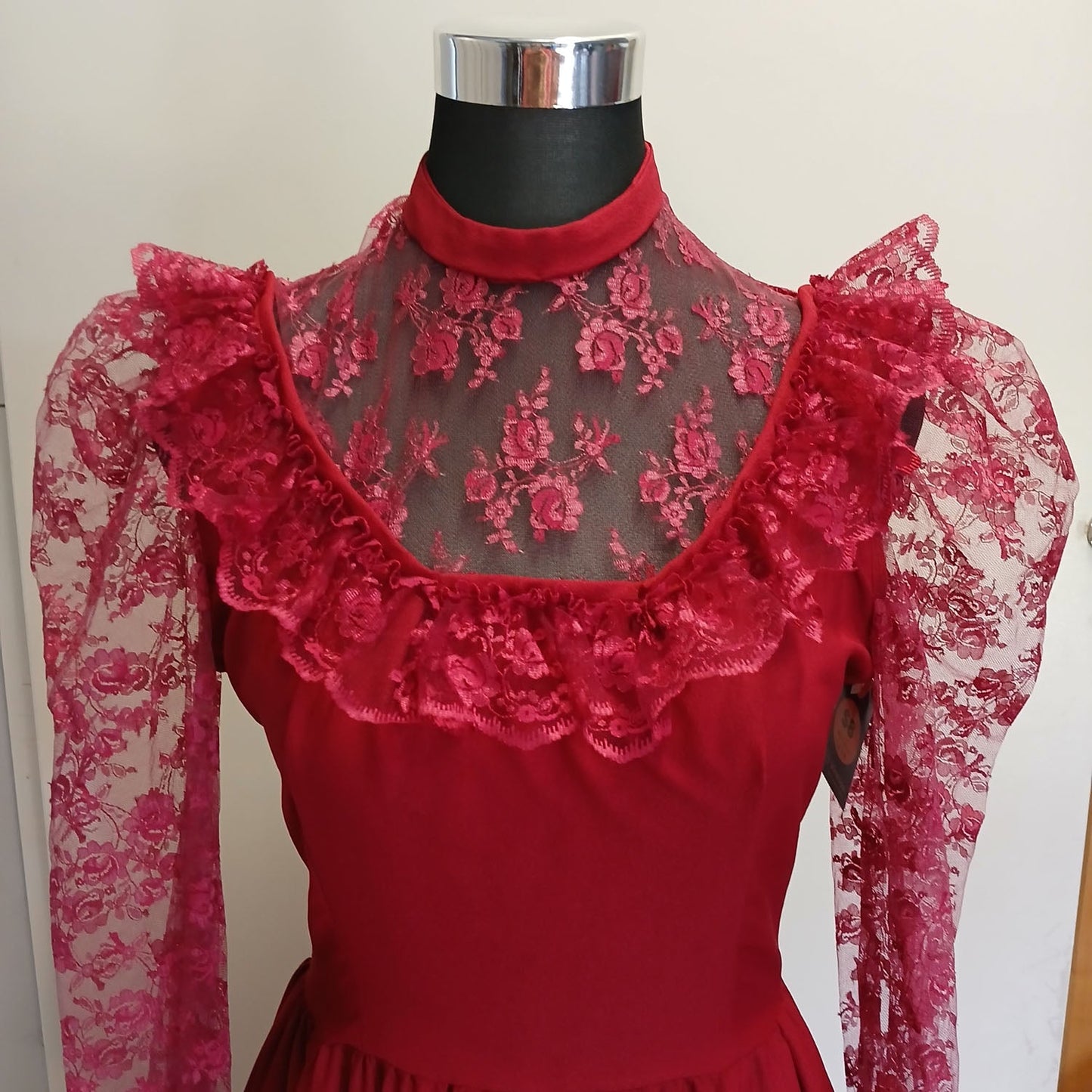 Vintage hand made gunne sax style cherry red lace dress. Modeshy