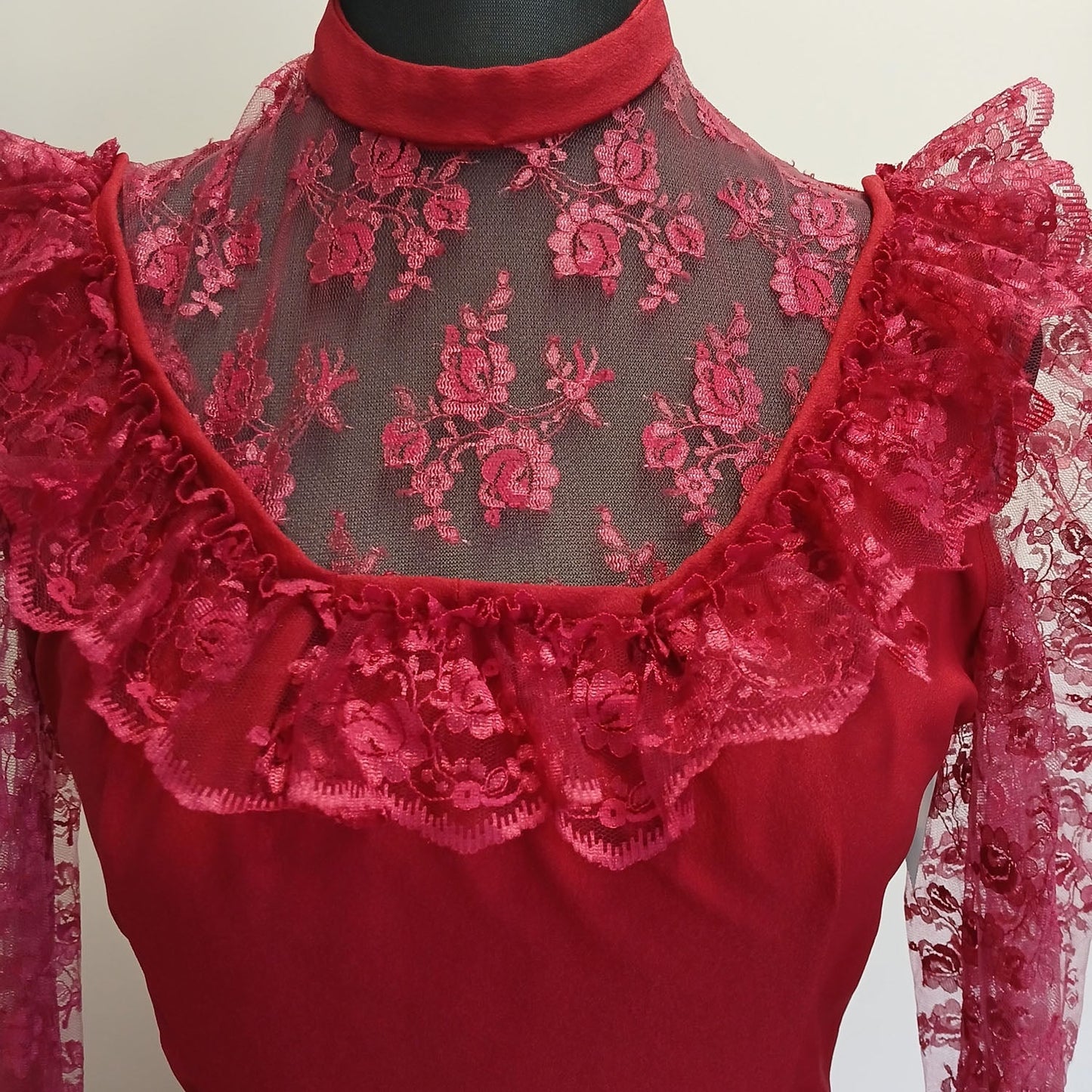 Vintage hand made gunne sax style cherry red lace dress. Modeshy