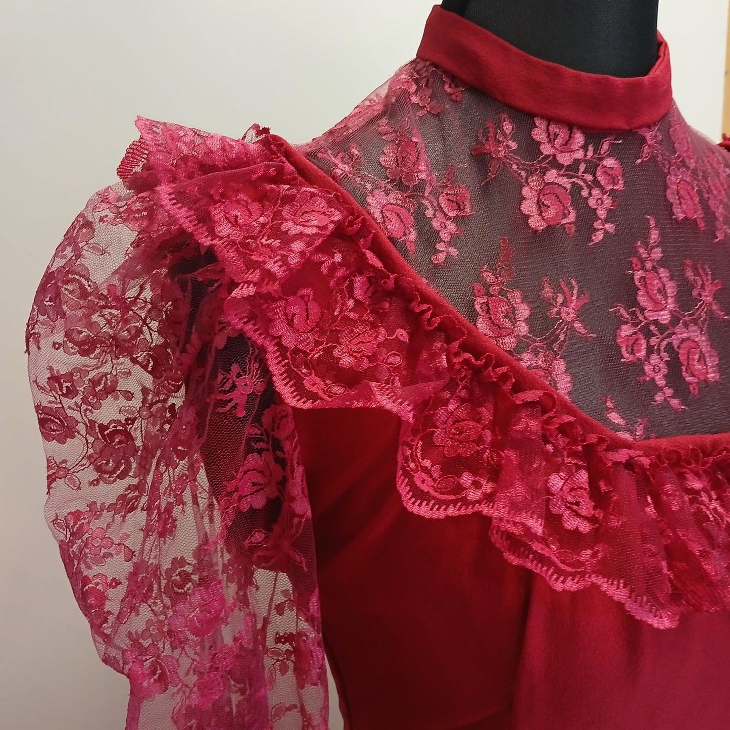 Vintage hand made gunne sax style cherry red lace dress. Modeshy