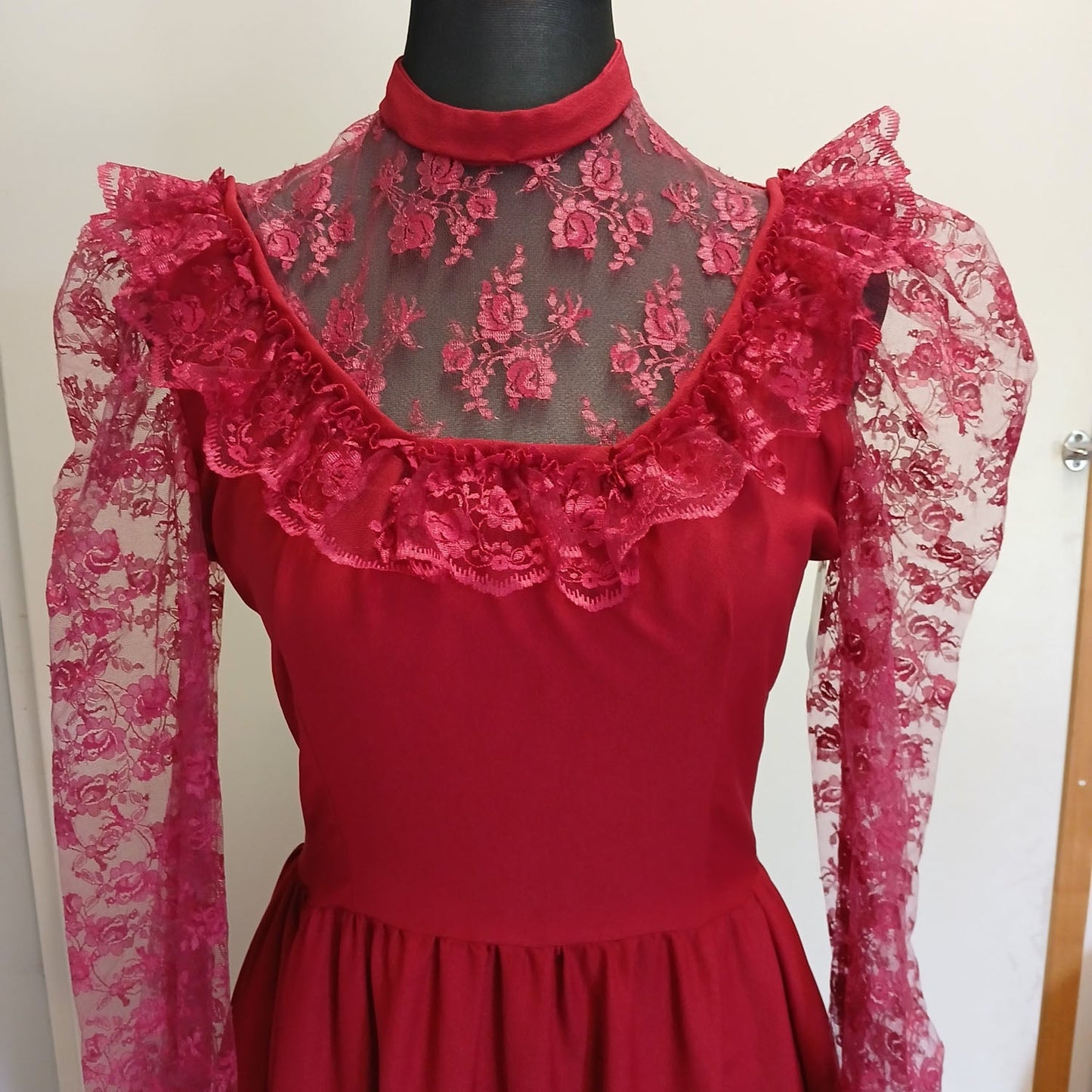 Vintage hand made gunne sax style cherry red lace dress. Modeshy