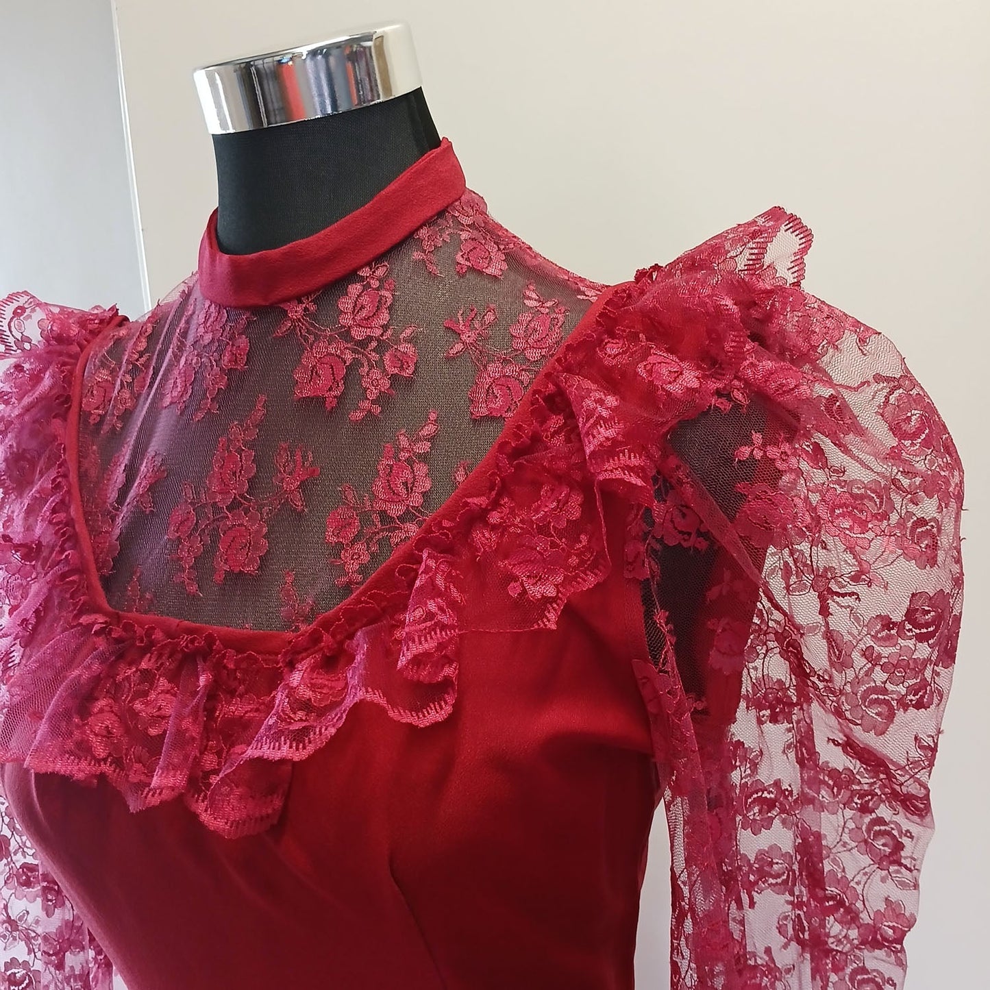 Vintage hand made gunne sax style cherry red lace dress. Modeshy
