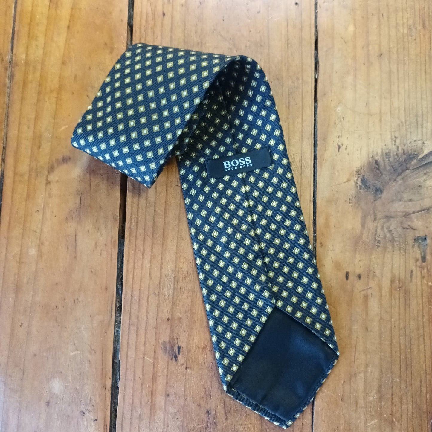 Hugo Boss Navy and gold silk tie. Modeshy