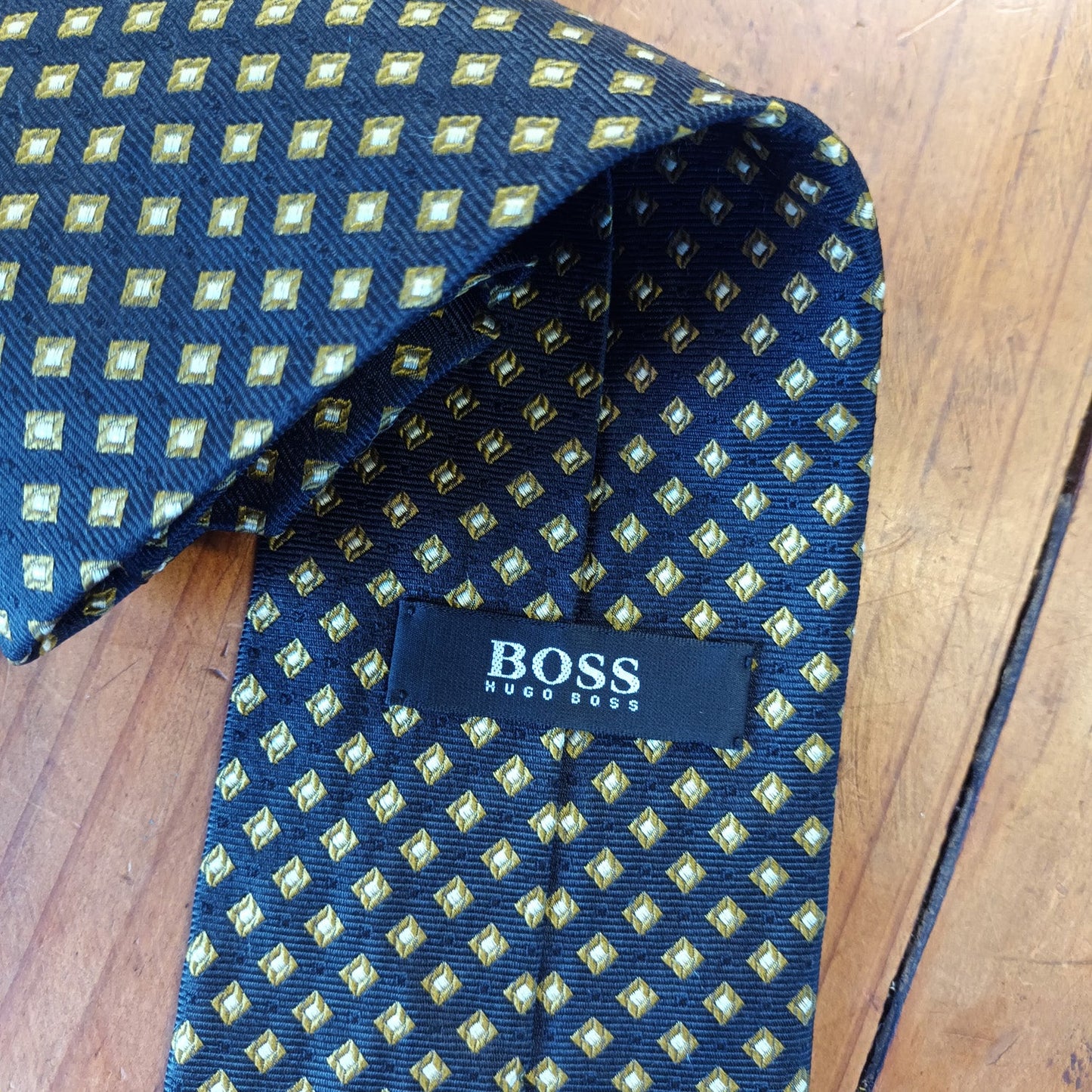 Hugo Boss Navy and gold silk tie. Modeshy
