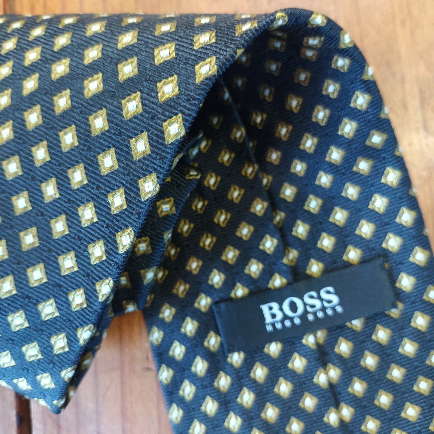 Hugo Boss Navy and gold silk tie. Modeshy