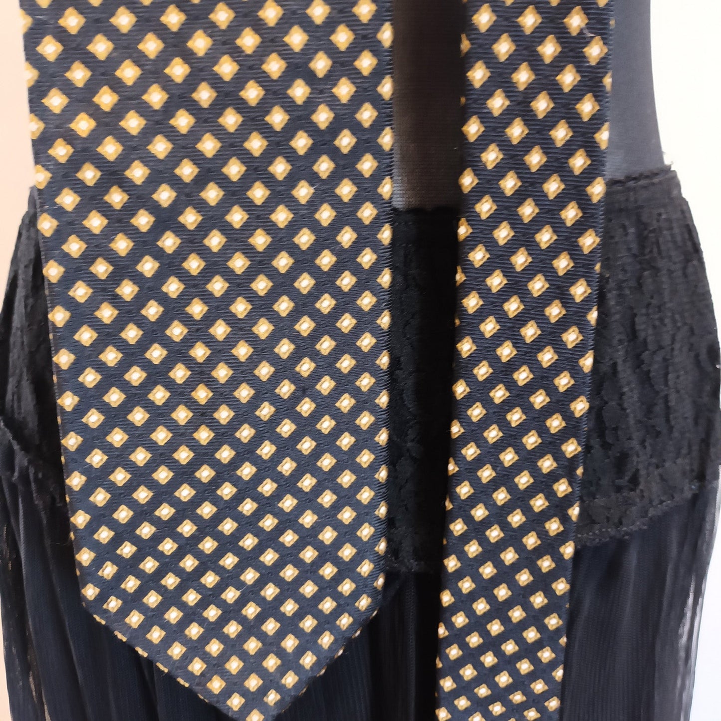 Hugo Boss Navy and gold silk tie. Modeshy