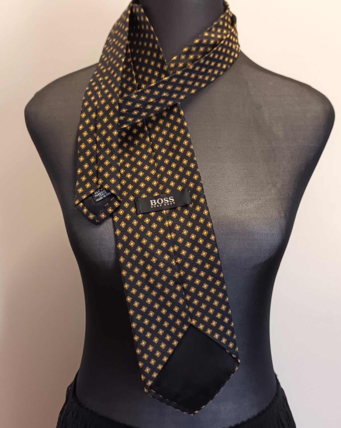 Hugo Boss Navy and gold silk tie. Modeshy