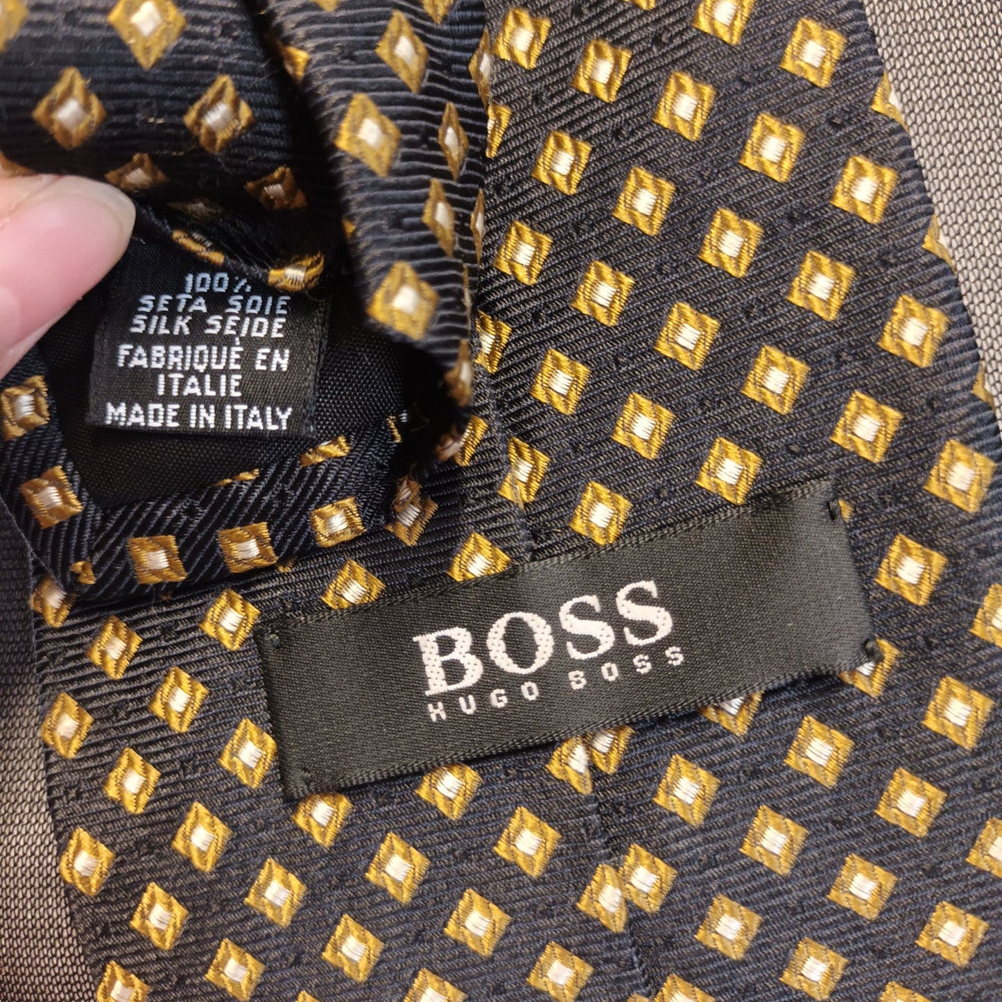 Hugo Boss Navy and gold silk tie. Modeshy