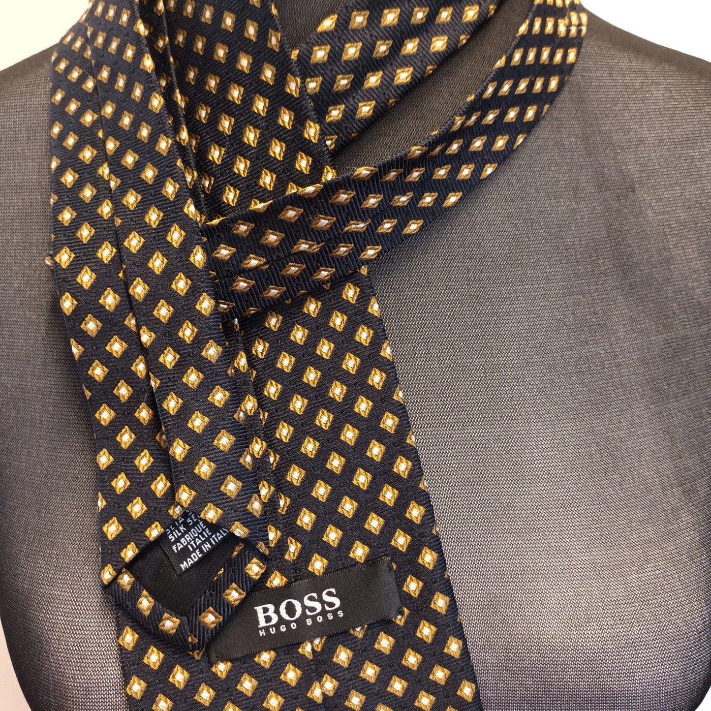 Hugo Boss Navy and gold silk tie. Modeshy