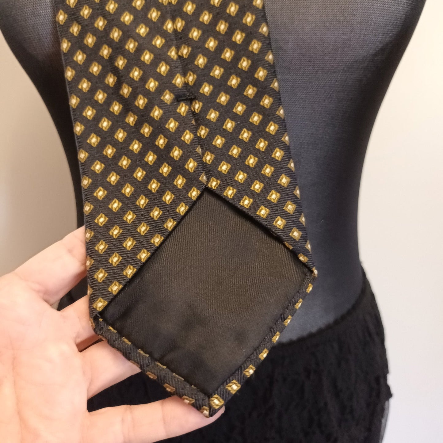 Hugo Boss Navy and gold silk tie. Modeshy