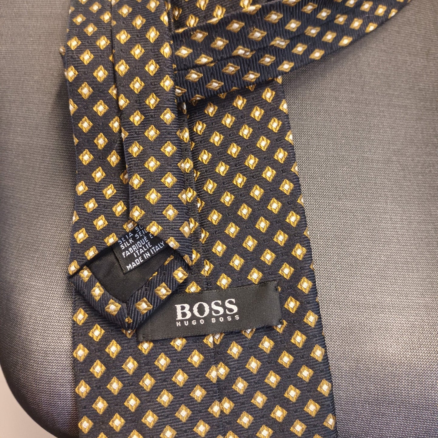 Hugo Boss Navy and gold silk tie. Modeshy