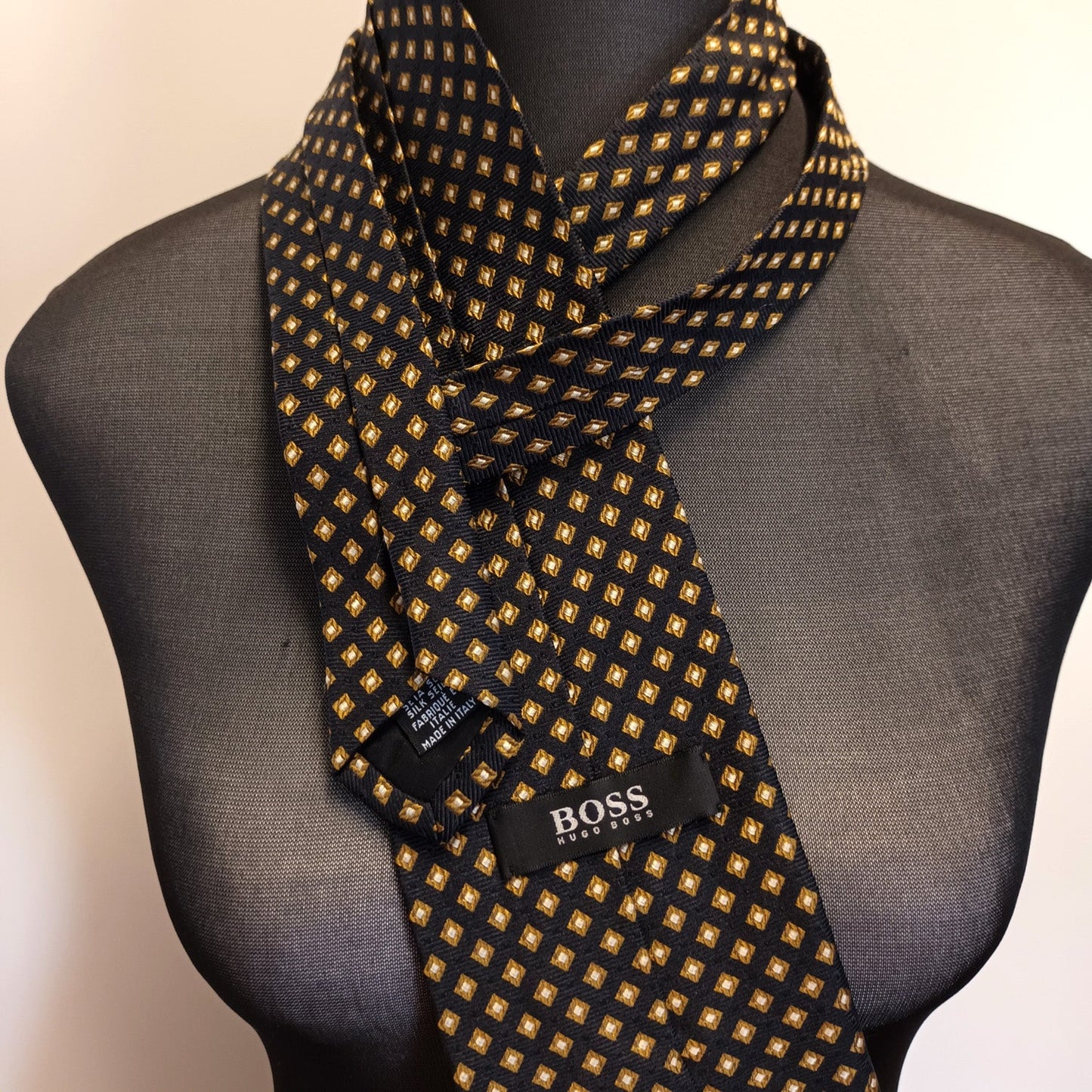 Hugo Boss Navy and gold silk tie. Modeshy