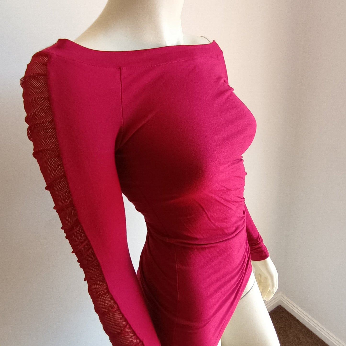 Cherry Red Guess off the shoulder fitted top M Modeshy