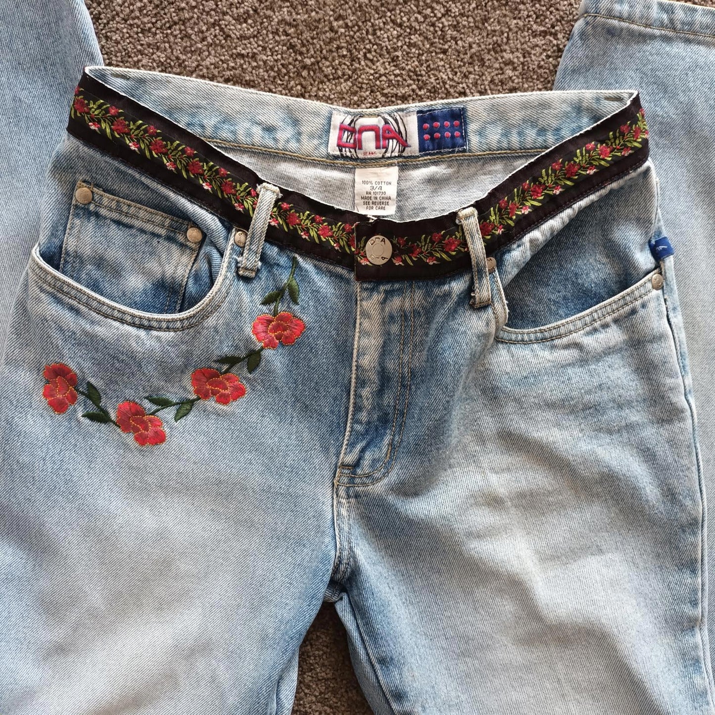 Vintage embroidered floral flared denim jeans. DNA Jeans Y2k