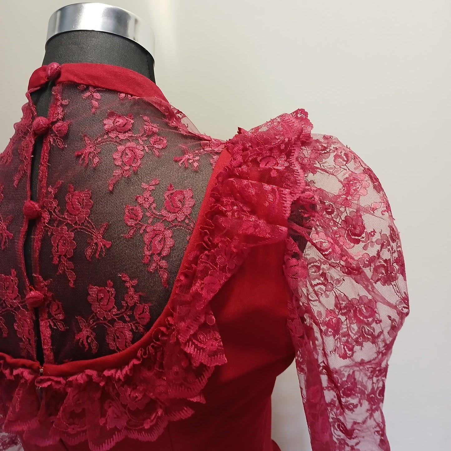 Vintage hand made gunne sax style cherry red lace dress. Modeshy