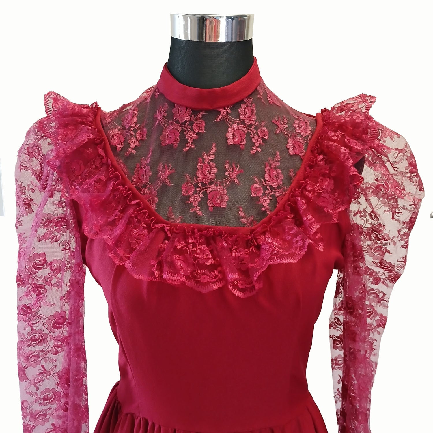 Vintage hand made gunne sax style cherry red lace dress. Modeshy