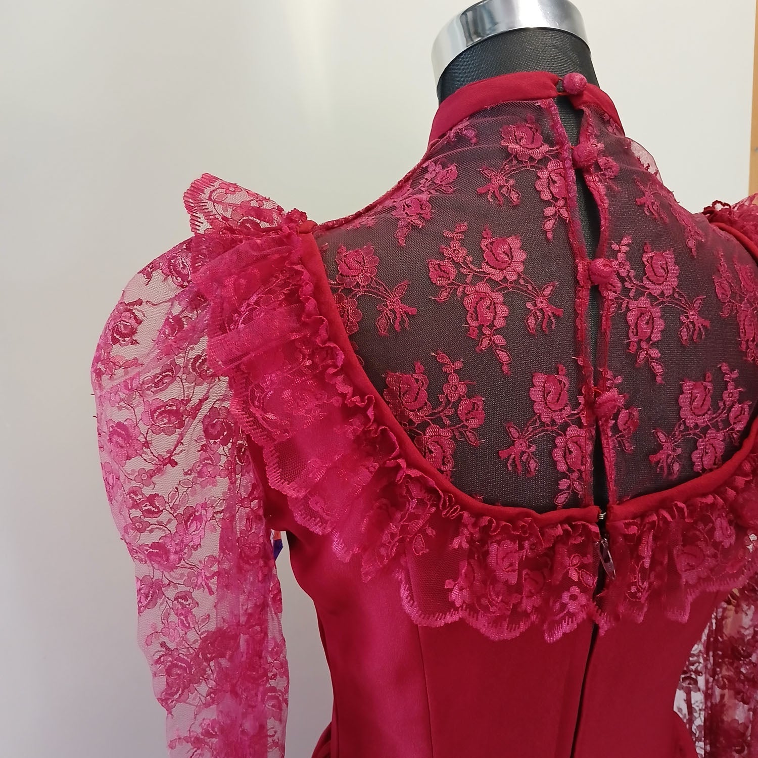 Vintage hand made gunne sax style cherry red lace dress. Modeshy