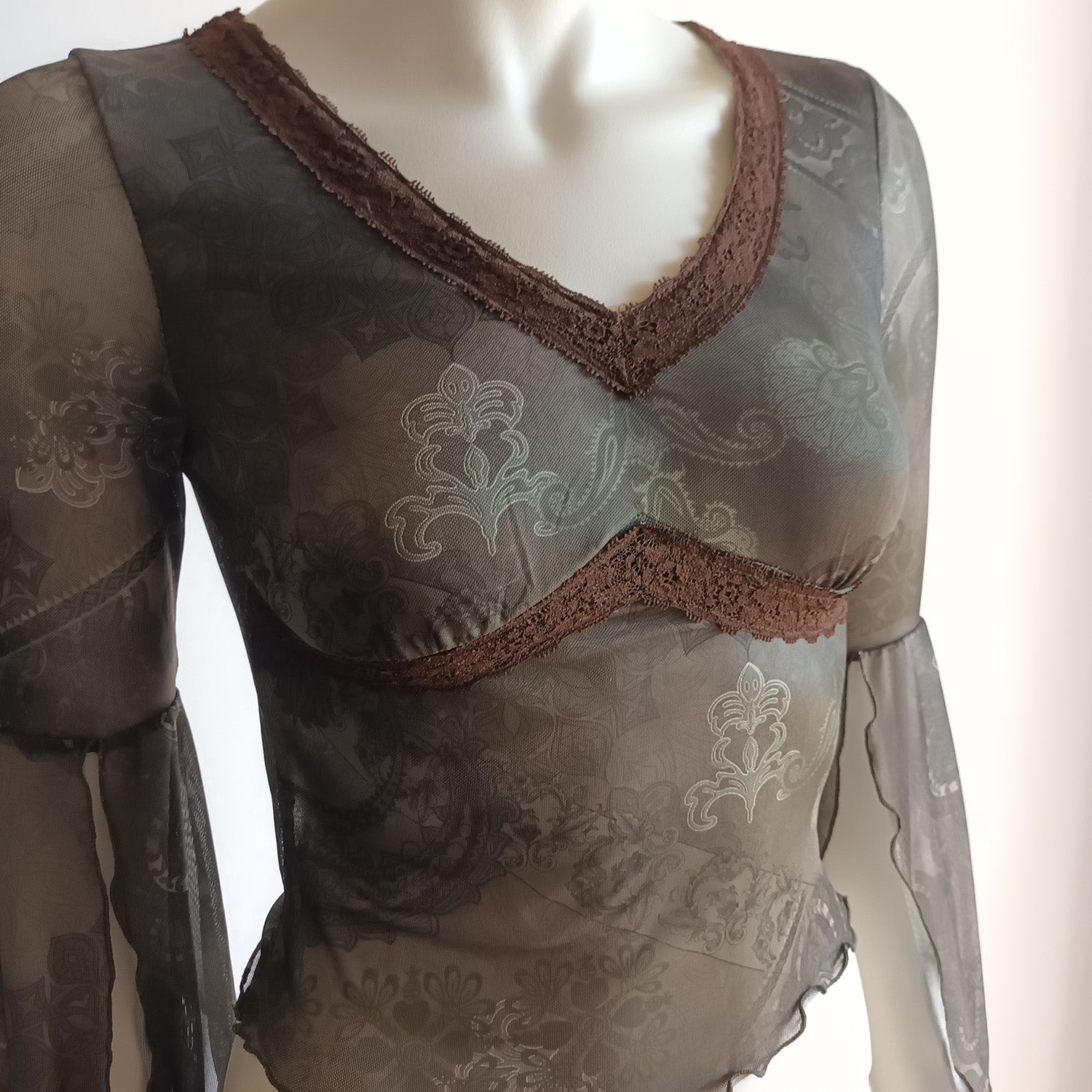 Y2k 90s Fitted mesh top fluted sleeve Modeshy