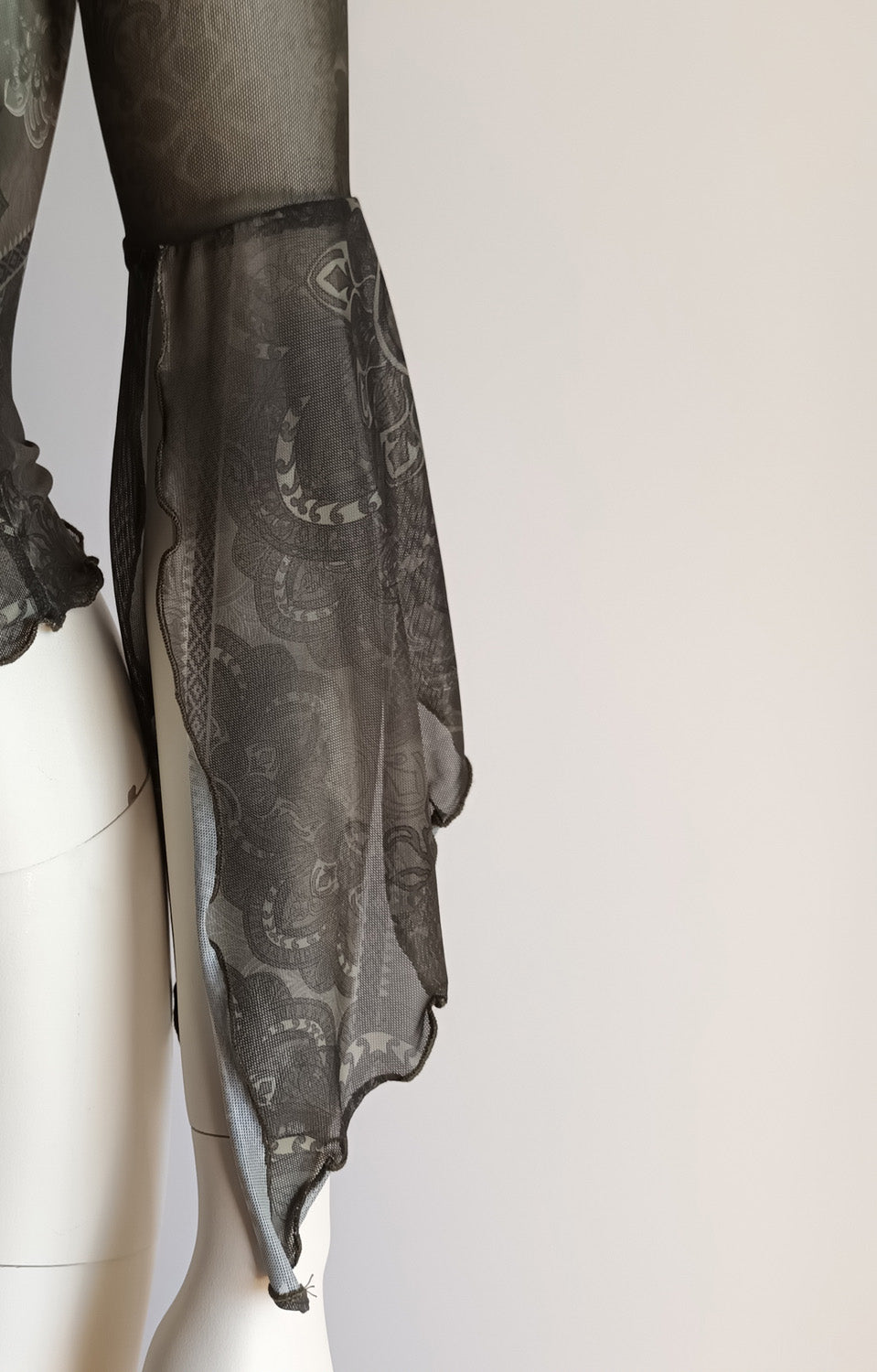 Y2k 90s Fitted mesh top fluted sleeve Modeshy