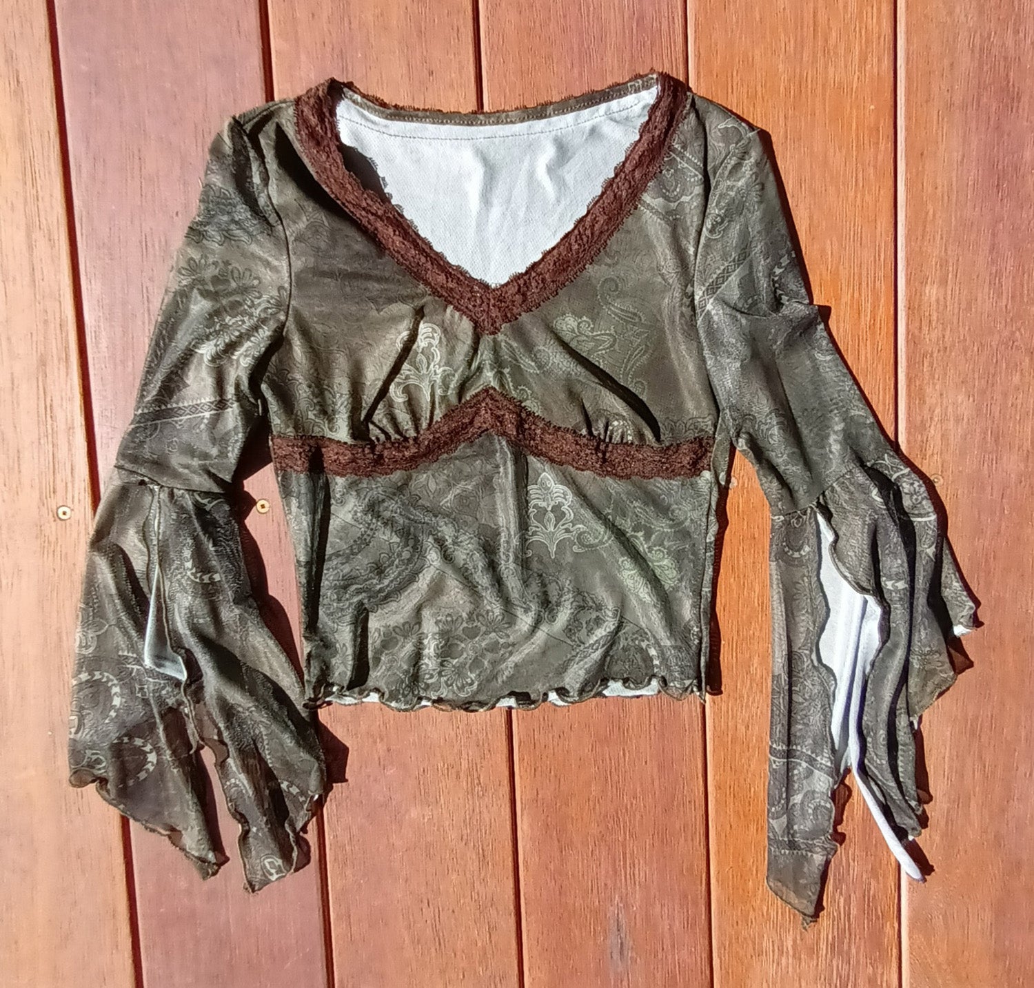 Y2k 90s Fitted mesh top fluted sleeve Modeshy