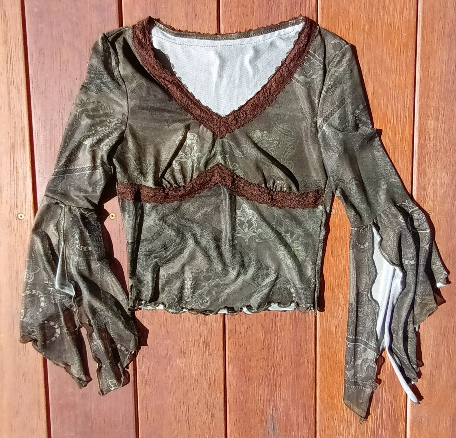 Y2k 90s Fitted mesh top fluted sleeve Modeshy