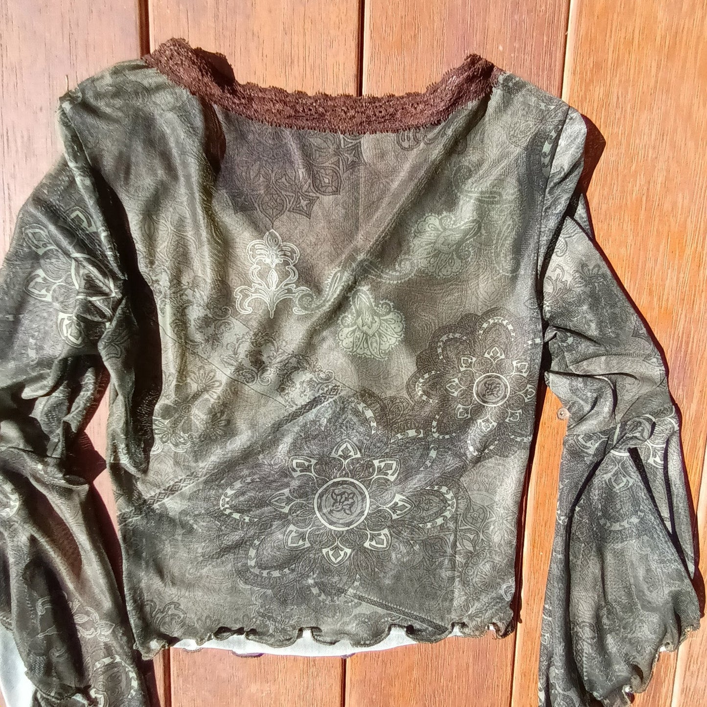 Y2k 90s Fitted mesh top fluted sleeve Modeshy