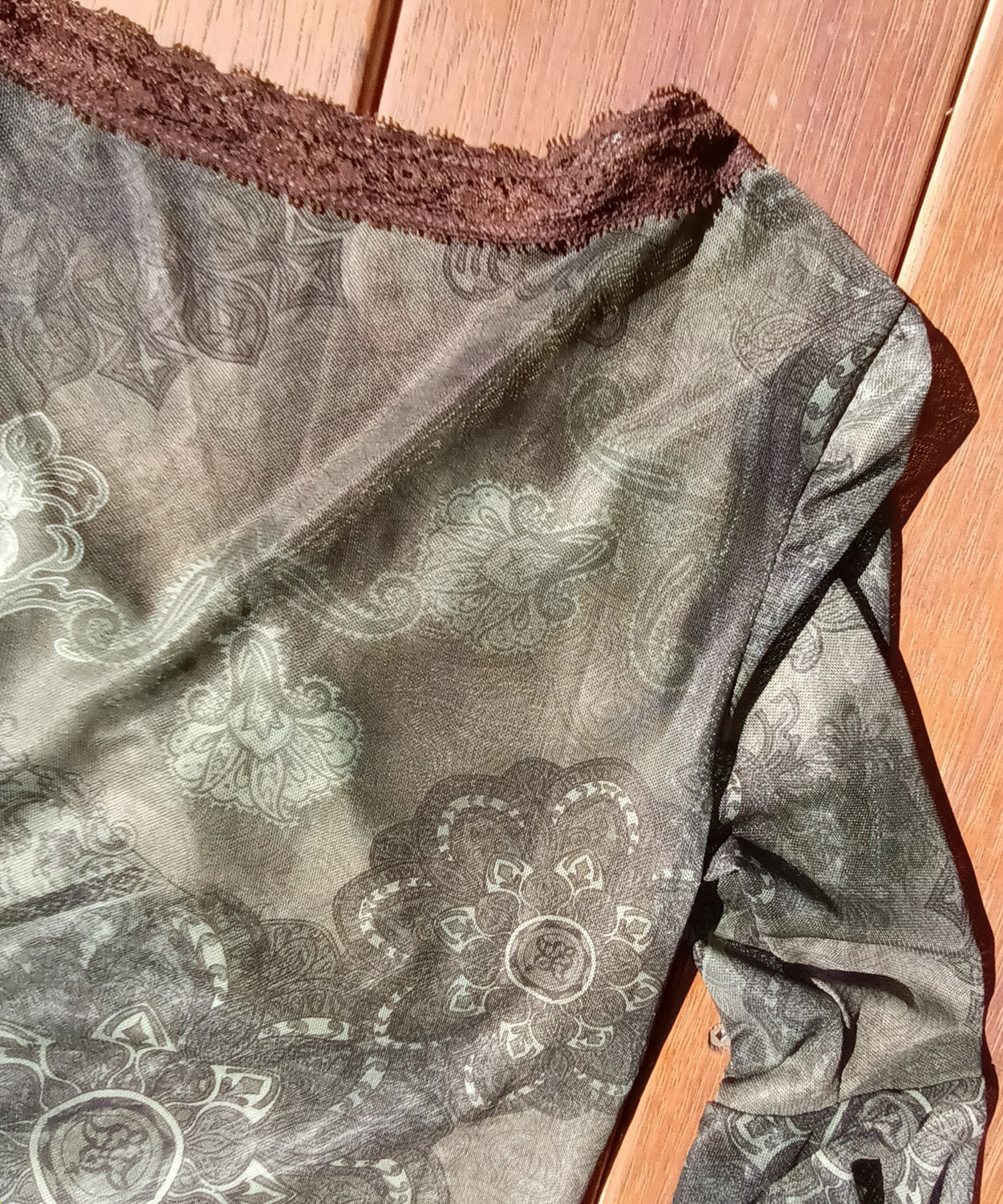 Y2k 90s Fitted mesh top fluted sleeve Modeshy